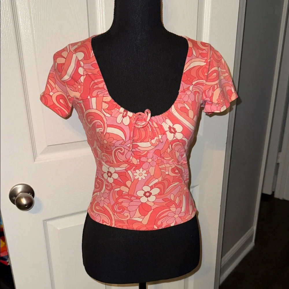 π€FREE W/PURCHASE - HOLLISTER RETRO FLORAL CROP TOP SIZE Mπ€ - Picture 1 of 7